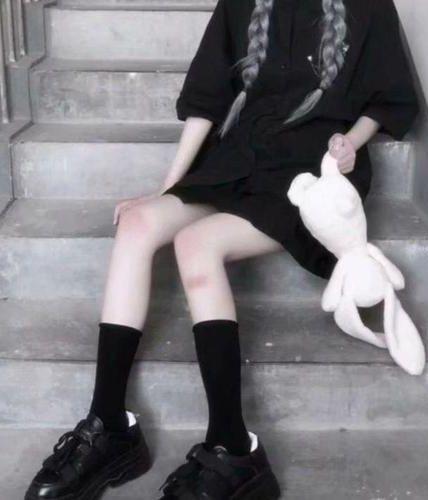 《引诱的清冷男主他黑化了》 作者：妖妃兮